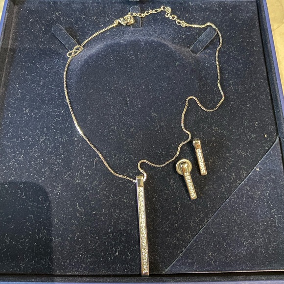 Swarovski earrings and necklace set - Picture 2 of 3